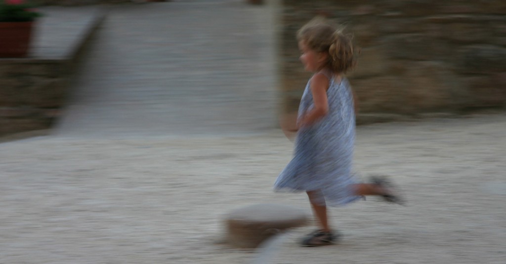 bambina che corre